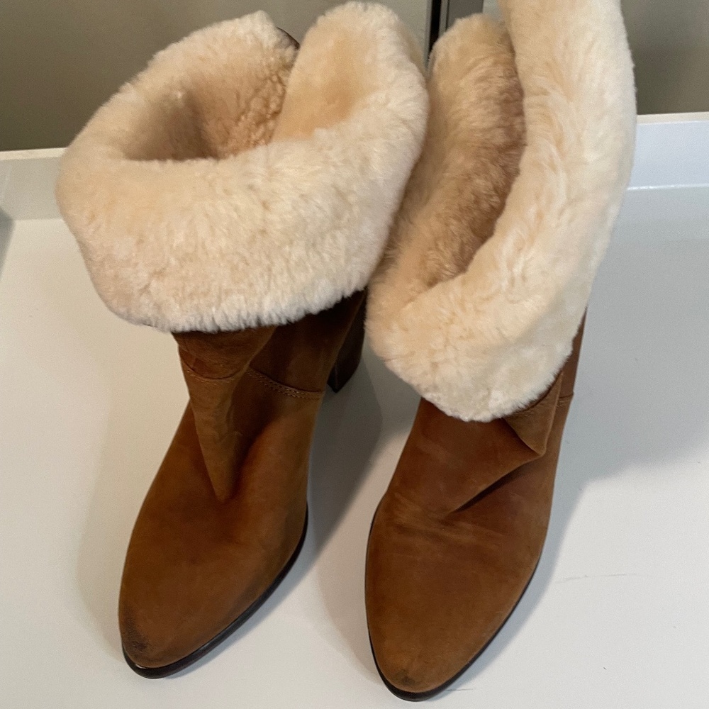 Like New, Ugg Women’s Layna Genuine Sherling Leather Cuff  Boots 1005955 - Picture 2 of 8